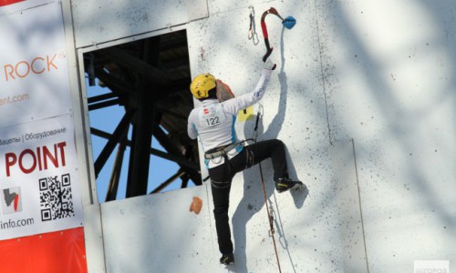 Кировский спортсмен Максим Томилов стал победителем Кубка мира по ледолазанию
