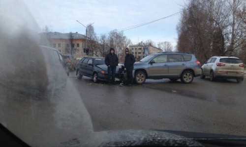 В центре Кирово-Чепецка столкнулись два легковых автомобиля