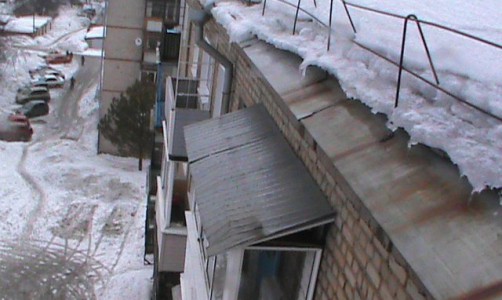 В Кировской области скончалась шестилетняя девочка, которой на голову с крыши упала глыба льда