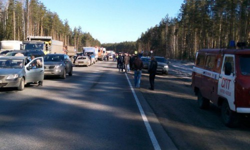 Фото: из-за аварии на мосту в Кирово-Чепецке люди простояли в пробке несколько часов