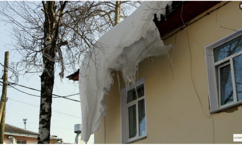 В Кирове от схода снега вновь пострадал человек: мужчина в больнице