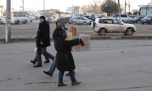 Видео: по Кирову гуляла голова в коробке