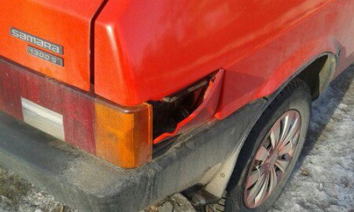 В Кирово-Чепецке злоумышленники слили бензин и погнули крышки бензобаков у десятка машин