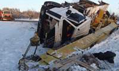 В Кировской области на дороге перевернулся автокран