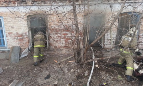 В Кировской области полицейский и случайный прохожий спасли мужчину от страшной смерти в огне