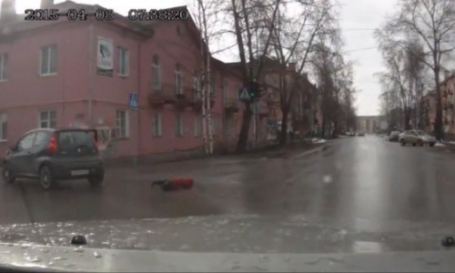 Видео: из машины с кировскими номерами на полном ходу выпал ребенок