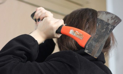 В Кировской области женщина с топром украла у знакомого продукты