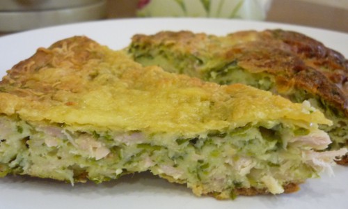 Нежный пирог с зеленым луком, курицей и сыром