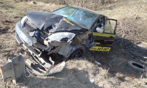 В Кирово-Чепецком районе такси врезалось в дорожный знак: иномарка превратилась в груду железа