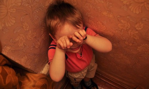 Когда отчим избивает, а мама пьет: чепецкие дети смогут рассказать по телефону о своих бедах