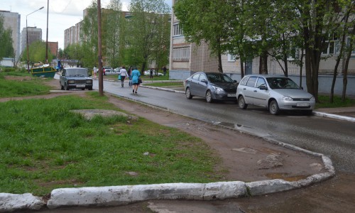 В Чепецке возле домов на улице Маяковской нет тротуаров