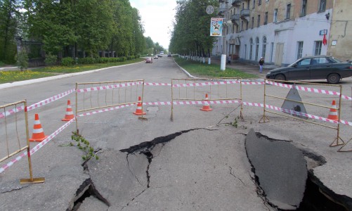 В Кирово-Чепецке обвалился асфальт: стала известна причина аварии