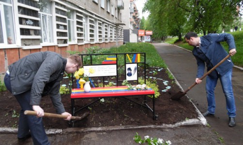 В Чепецке открыли "литературную" скамейку