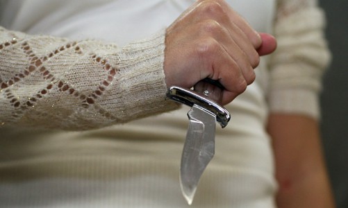 В Кировской области 17-летняя девушка пыталась убить своего друга ножом