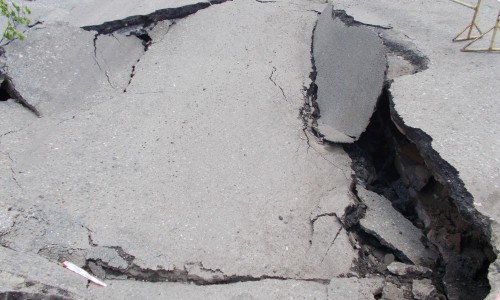 Из-за провалившегося асфальта в Чепецке закрыли часть проспекта Кирова