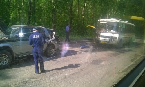ДТП в Кирово-Чепецке: на Заводской столкнулись джип с баллонами и автобус