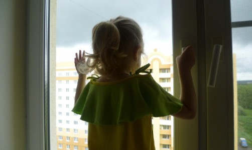 В Кировской области двое детей 2 и 6 лет выпали из окон