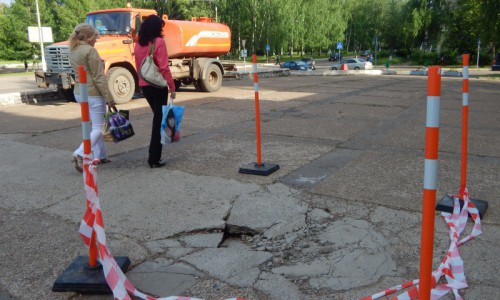В Чепецке опять провалился асфальт