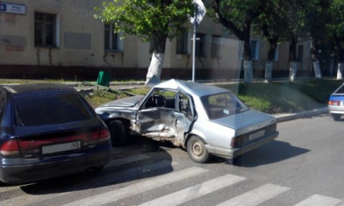 В Кирово-Чепецке на повороте столкнулись два автомобиля