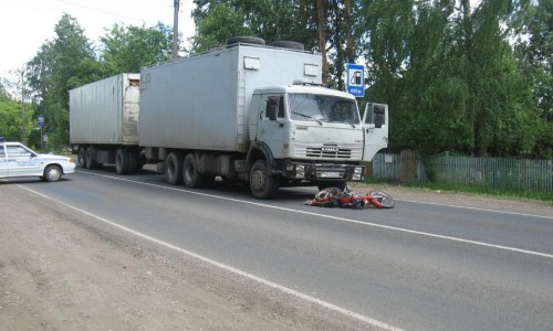 В Кировской области подросток на мотоцикле врезался в КАМАЗ