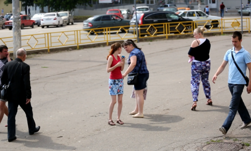 Эксперимент: как люди реагируют на записку на спине (ВИДЕО)