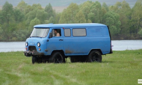 В Кировской области УАЗик переехал двоих лежащих на земле мужчин