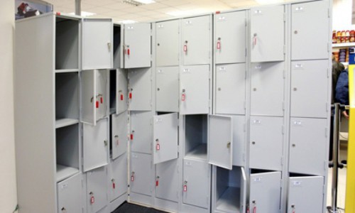 В чепецком магазине из ячейки женщина украла сумку с деньгами и продуктами