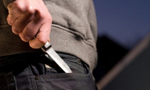 В Кировской области ревнивец, вытаскивая свою девушку из машины соперника, воткнул ей нож в бедро