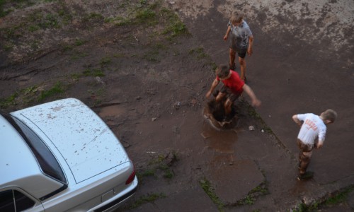 В Кирово-Чепецке дети искупались в грязи во дворе дома