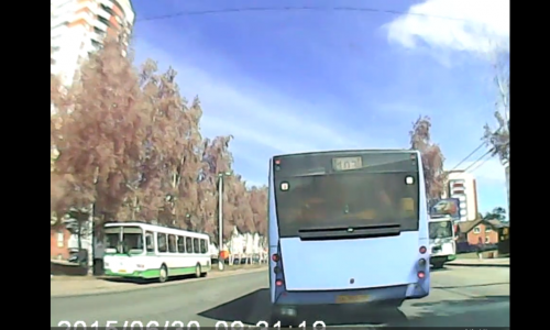 Видео: в Кирово-Чепецке водитель автобуса проехал на красный, а потом показал средний палец другим водителям