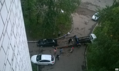 В Чепецке во дворе дома на улице Терещенко задержали пьяного водителя без прав