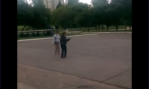 Видео: несколько чепчанок в возрасте устроили "зажигательные" танцы в центре города