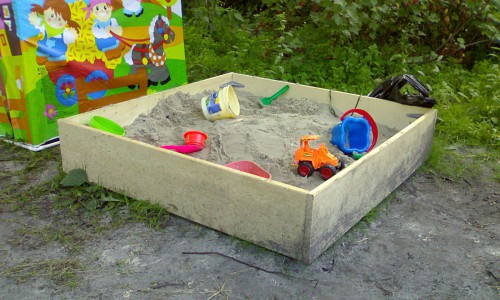 В Кировской области у детского сада 6-летний мальчик споткнулся  и упал животом на  торчащий кусок арматуры