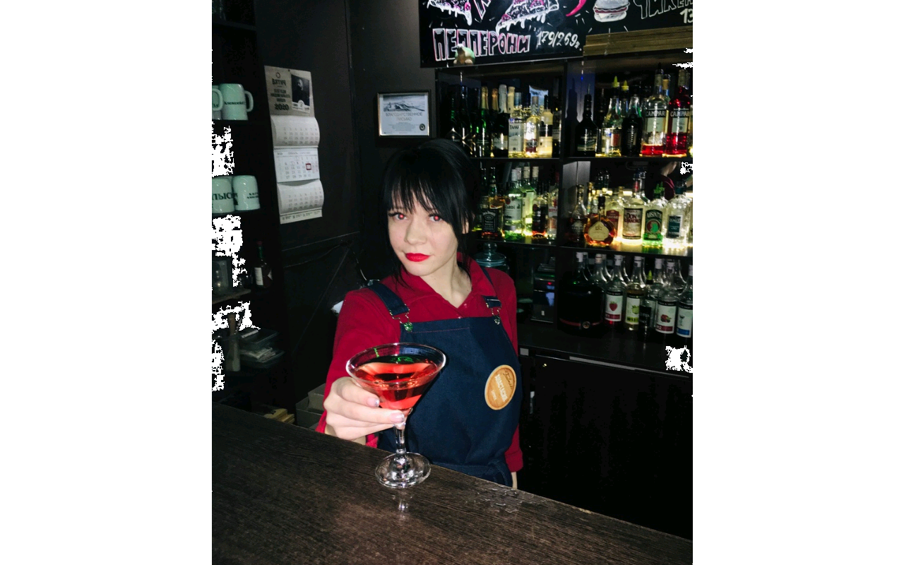 "Люди нуждаются в улыбке": кирово-чепецкий бармен рассказала о своей работе
