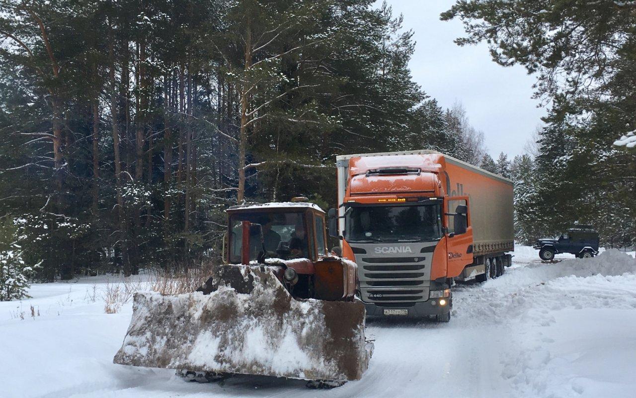 Экспонат музея железной дороги вытащил застрявшую в лесу фуру