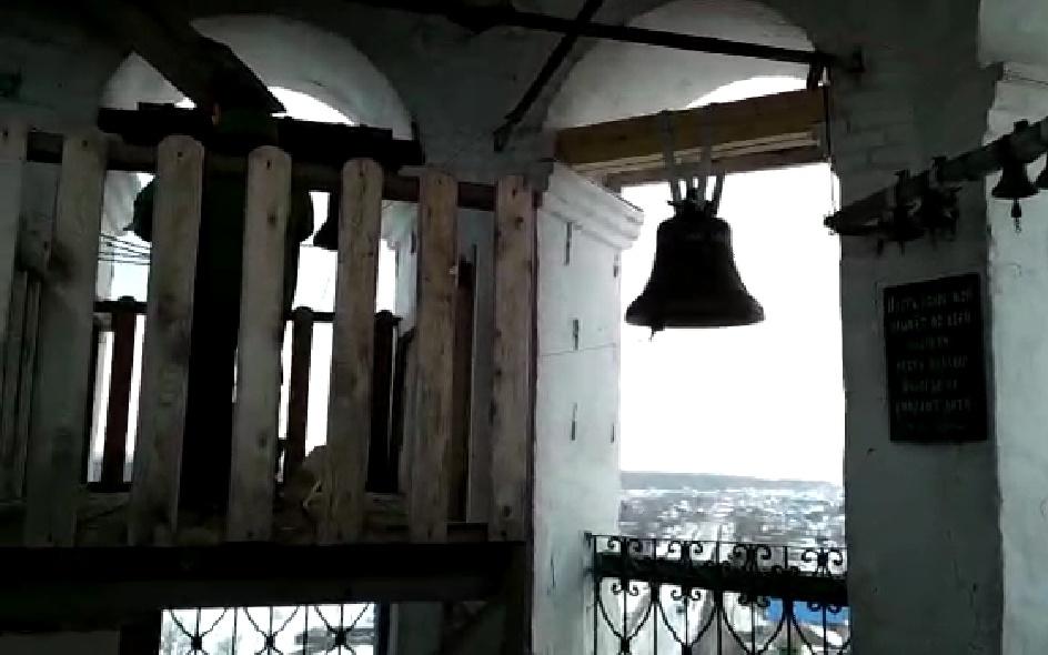 Видео: первый звон колокола в Кстинино, установленного в память о погибшей девочке