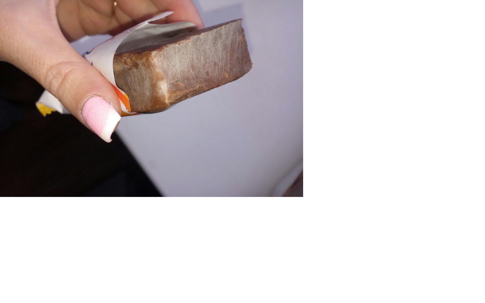 "Никогда такого не видела": чепчанка купила конфеты с неприятным сюрпризом