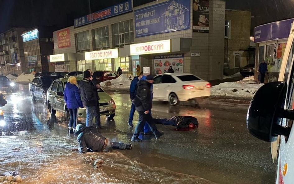 "Одного на скорой увезли, второго - на реанимации": в Чепецке сбили двух пешеходов