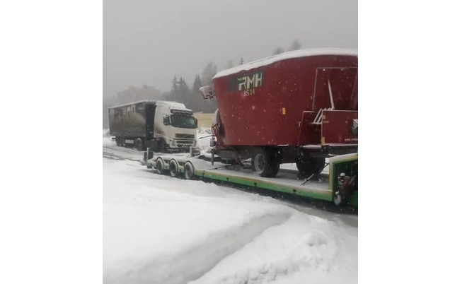 "Водители стоят сутки": на улице Братьев Васнецовых фуры застряли в лужах