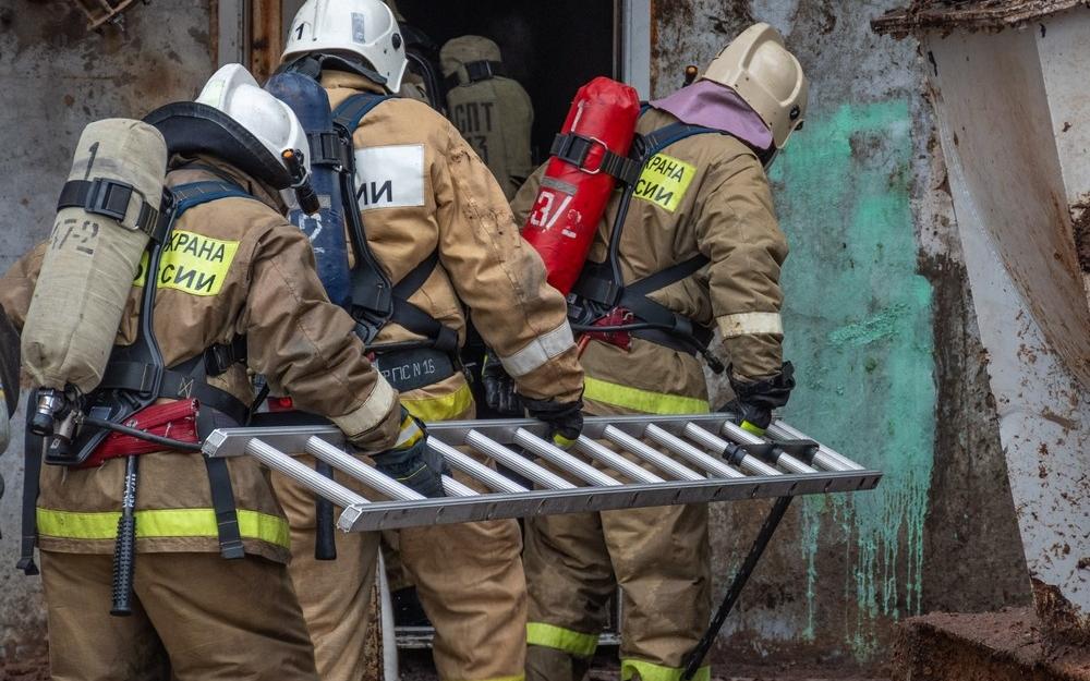 Фоторепортаж: в МЧС рассказали подробности пожара в цехе деревообработки