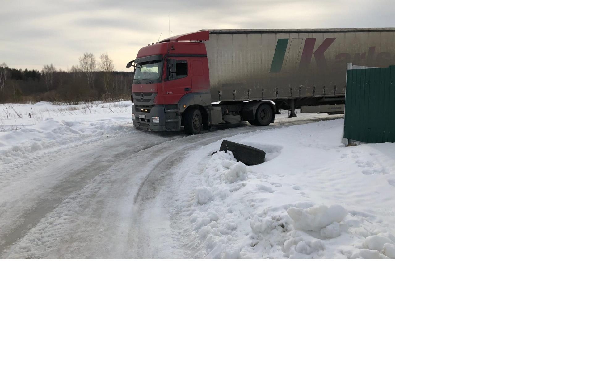 "А если пожар? Все сгорим!": в Лубягино фура перегородила единственный выезд