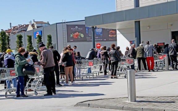 "В магазины пускают по два человека, люди в панике!": чепчанка из-за коронавируса не может выехать из Болгарии