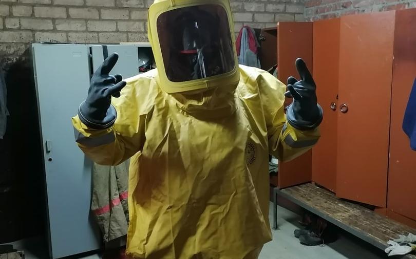 Фото дня: чепчане носят костюмы и противогазы для защиты от инфекций