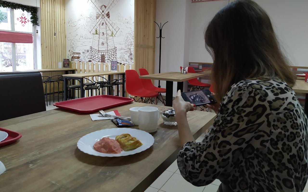 Не помогайте официанту убирать со стола: 5 распространенных ошибок посетителей кафе