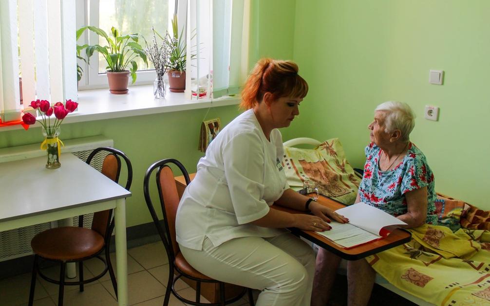 Медики настоятельно рекомендуют пенсионерам сохранять самоизоляцию