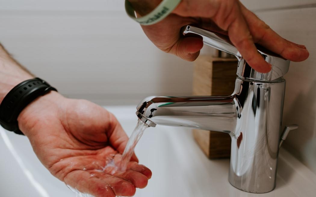 Специалисты назвали главный способ передачи коронавируса