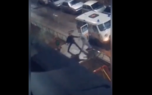 В Сети появилось видео, на котором избивают приехавшего на вызов врача в Кирово-Чепецке