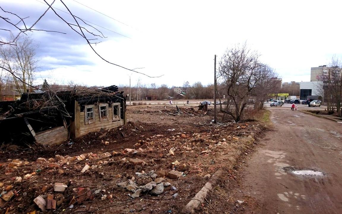 «Вся Россия – в одном фото»: чепчане жалуются на разрушенный дом на городском проспекте