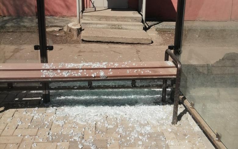 В Кирово-Чепецке неизвестные разбили еще одну стеклянную остановку