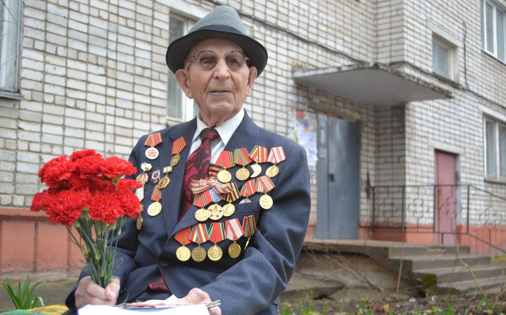 106-летний ветеран: "Я после блокады Ленинграда все ем - вот и весь секрет долголетия"